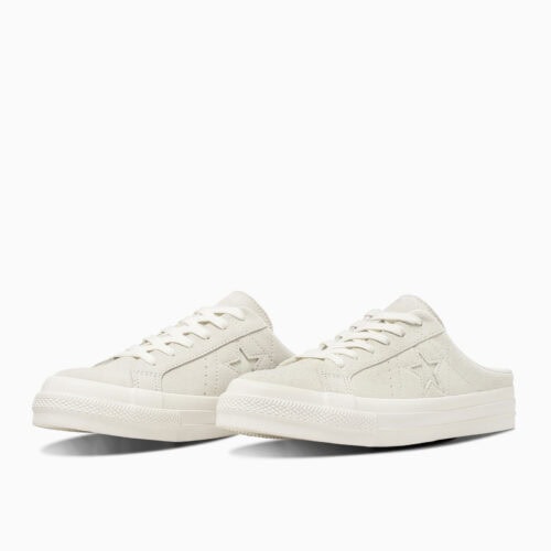 ONE STAR SUEDE MULEは、ワンスターが持つ端正な表情と、サンダルのようなリラックス感を融合した新作。紐を結ぶ手間のないイージーな履き心地ながら、アッパーにはワンスター本来の気品をキープ。レザー特有の上質感をそのままに、サンダル感覚で気負わずデイリーに楽しめる一足となっている。