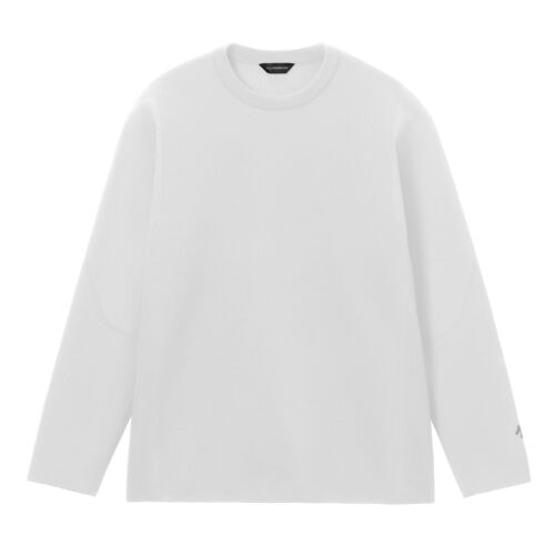 クルーネック、Tシャツ、ポロシャツも同シリーズから展開。いずれもジャガード柄の組み合わせによって通気性やストレッチ性を持たせ、DESCENTE独自のパターンメイキングで立体的なシルエットと快適な着用感を実現している。