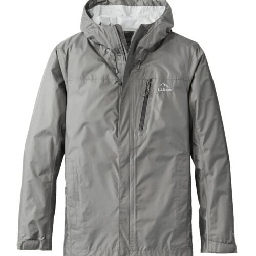 Trail Model Rain Jacketは、環境にも優しい再生ナイロン100%製。ポケット収納時のサイズは約18×28cmで、コンパクトに持ち運べるのも魅力。Trail Model Rain Pantsは、裾にジッパー付きで着脱しやすいデザインを採用している。