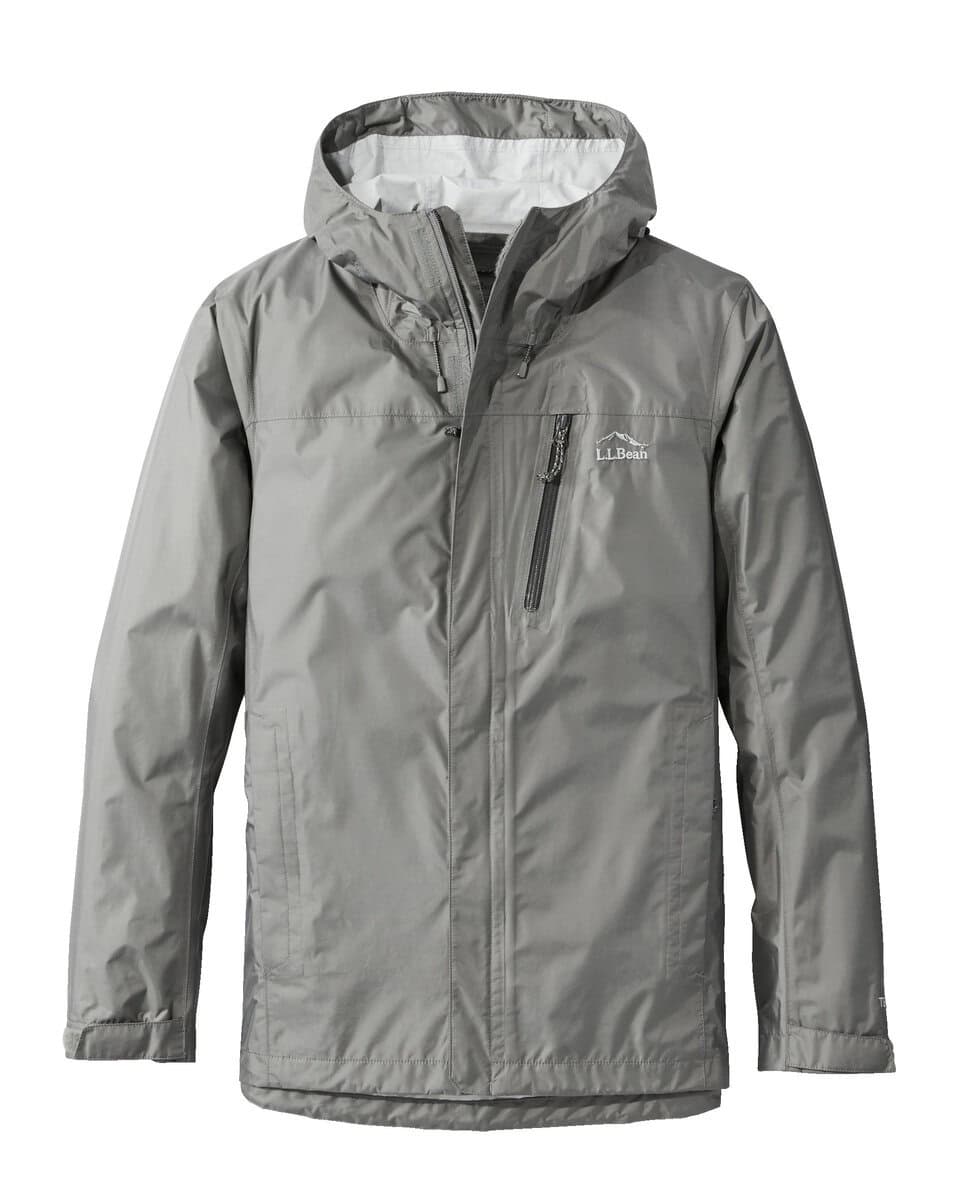 Trail Model Rain Jacketは、環境にも優しい再生ナイロン100%製。ポケット収納時のサイズは約18×28cmで、コンパクトに持ち運べるのも魅力。Trail Model Rain Pantsは、裾にジッパー付きで着脱しやすいデザインを採用している。