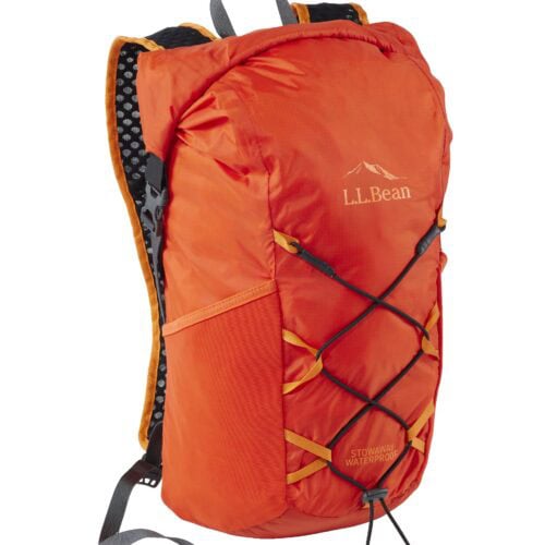 Waterproof Stowaway Day Packは、人気のストアウェイ・パックの防水バージョン。ロールトップ仕様と防水素材を採用し、縫い目はシール加工済み。水分の侵入を防ぐつくりとなっている。