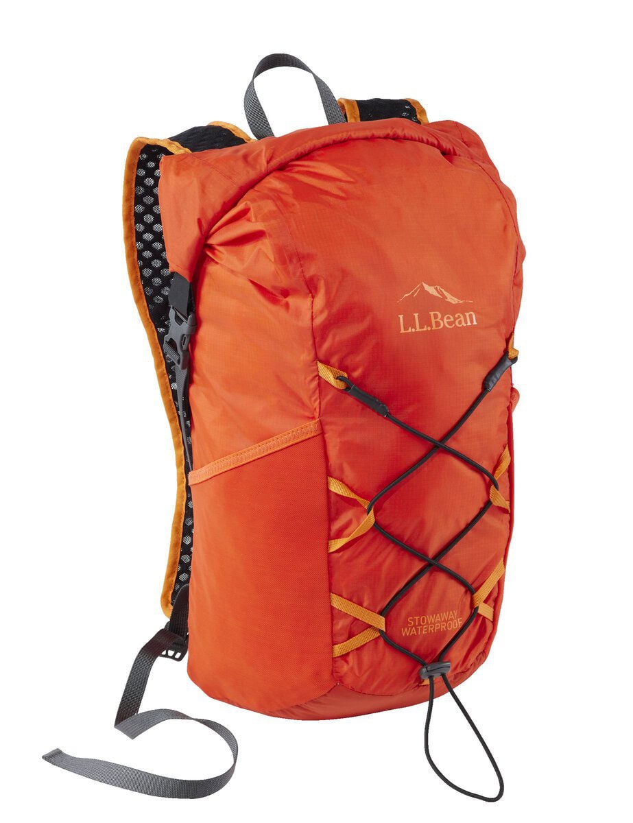 Waterproof Stowaway Day Packは、人気のストアウェイ・パックの防水バージョン。ロールトップ仕様と防水素材を採用し、縫い目はシール加工済み。水分の侵入を防ぐつくりとなっている。