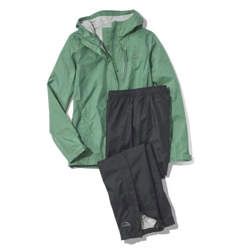 Trail Model Rain Series（トレイル・モデル・レイン・シリーズ）は、TEK2.5®により防水透湿性を確保しながら、軽量性と耐久性を両立した人気のレインウェア。コンパクトに収納できる実用性も備え、急な雨にも頼れるシリーズとなっている。