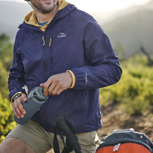 Stowaway Windbreakerは、約170gの軽量設計でコンパクトに収納可能。薄手ながらも丈夫な再生ナイロン素材を使用している。