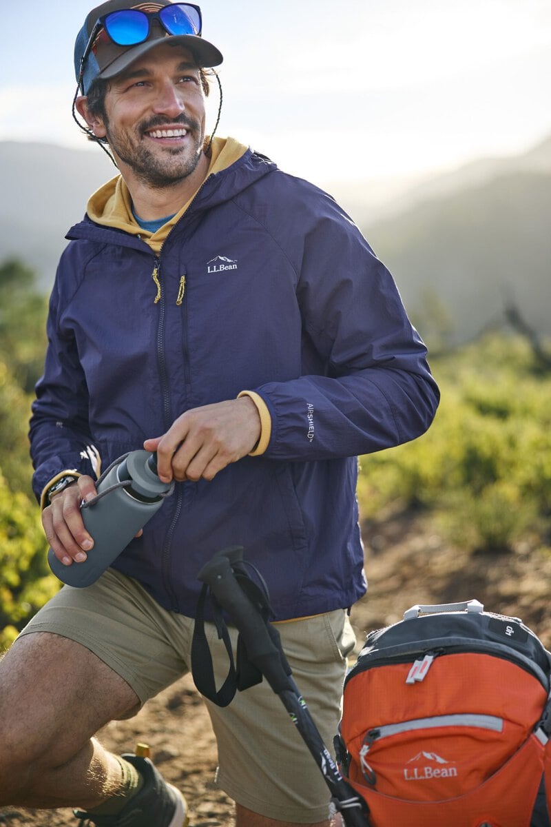 Stowaway Windbreakerは、約170gの軽量設計でコンパクトに収納可能。薄手ながらも丈夫な再生ナイロン素材を使用している。