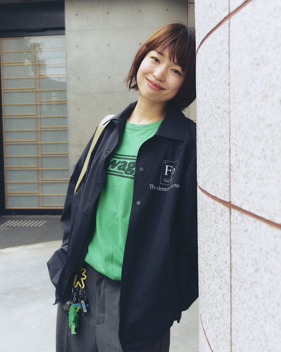 【30代スナップ】Tシャツとキーホルダーを同トーンの緑で合わせて
