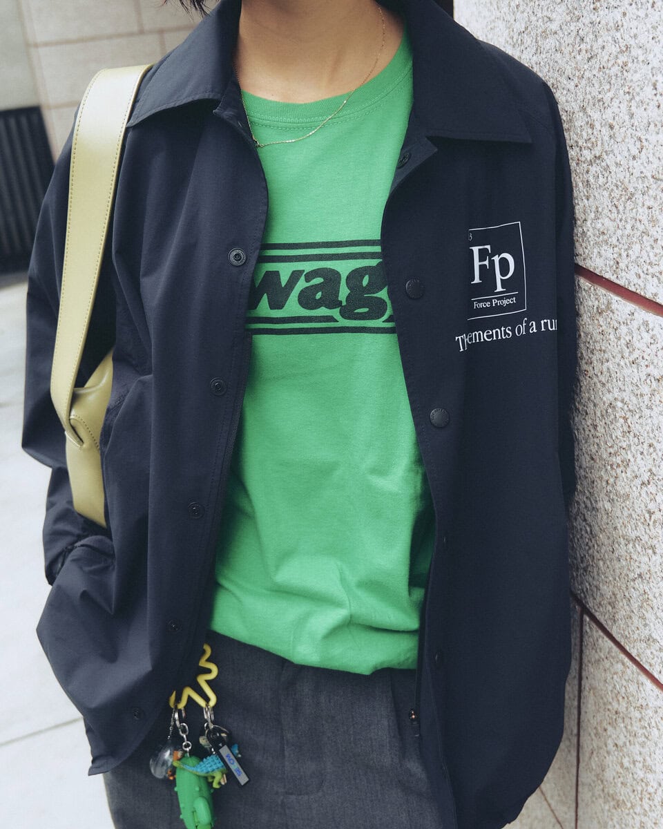 【30代スナップ】Tシャツとキーホルダーを同トーンの緑で合わせて