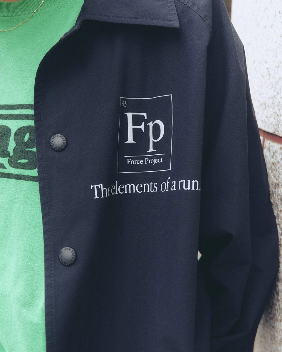 【30代スナップ】Tシャツとキーホルダーを同トーンの緑で合わせて