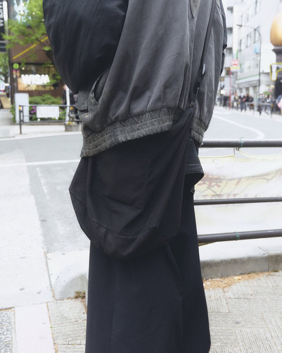 【20代スナップ@渋谷】全身古着のオールブラックコーデは丈感とシルエットがポイント