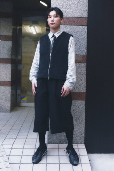 【20代スナップ@渋谷】ネクタイ、ベスト、パンツの色をモノトーンでまとめて