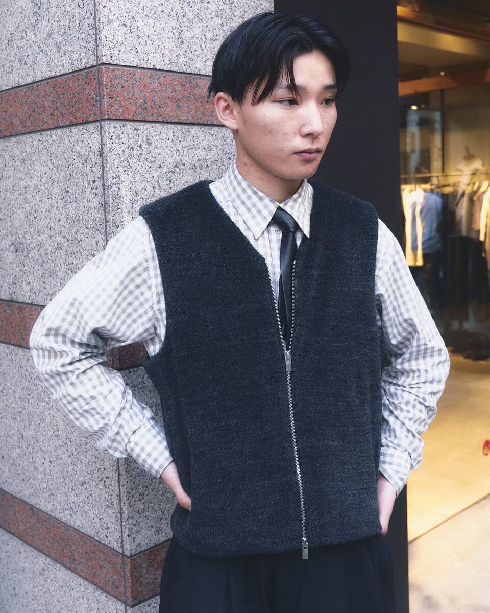 【20代スナップ＠渋谷】ネクタイ、ベスト、パンツの色をモノトーンでまとめて