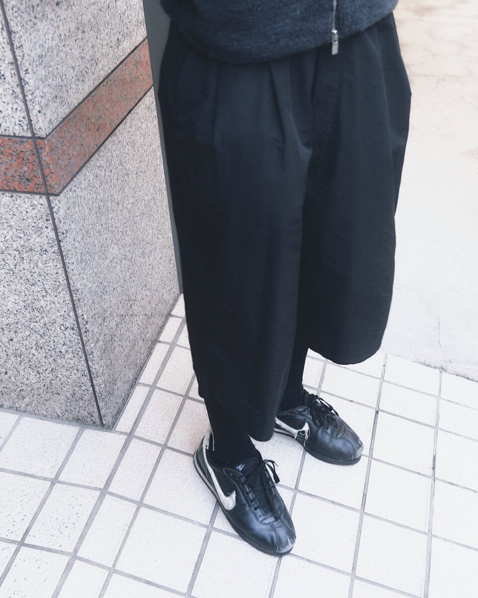 【20代スナップ＠渋谷】ネクタイ、ベスト、パンツの色をモノトーンでまとめて
