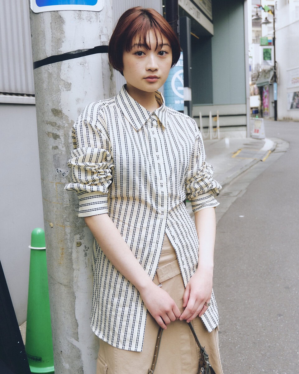 【20代スナップ@原宿】シャツを軸に組み立てた“爽やか見え”のアースカラーコーデ