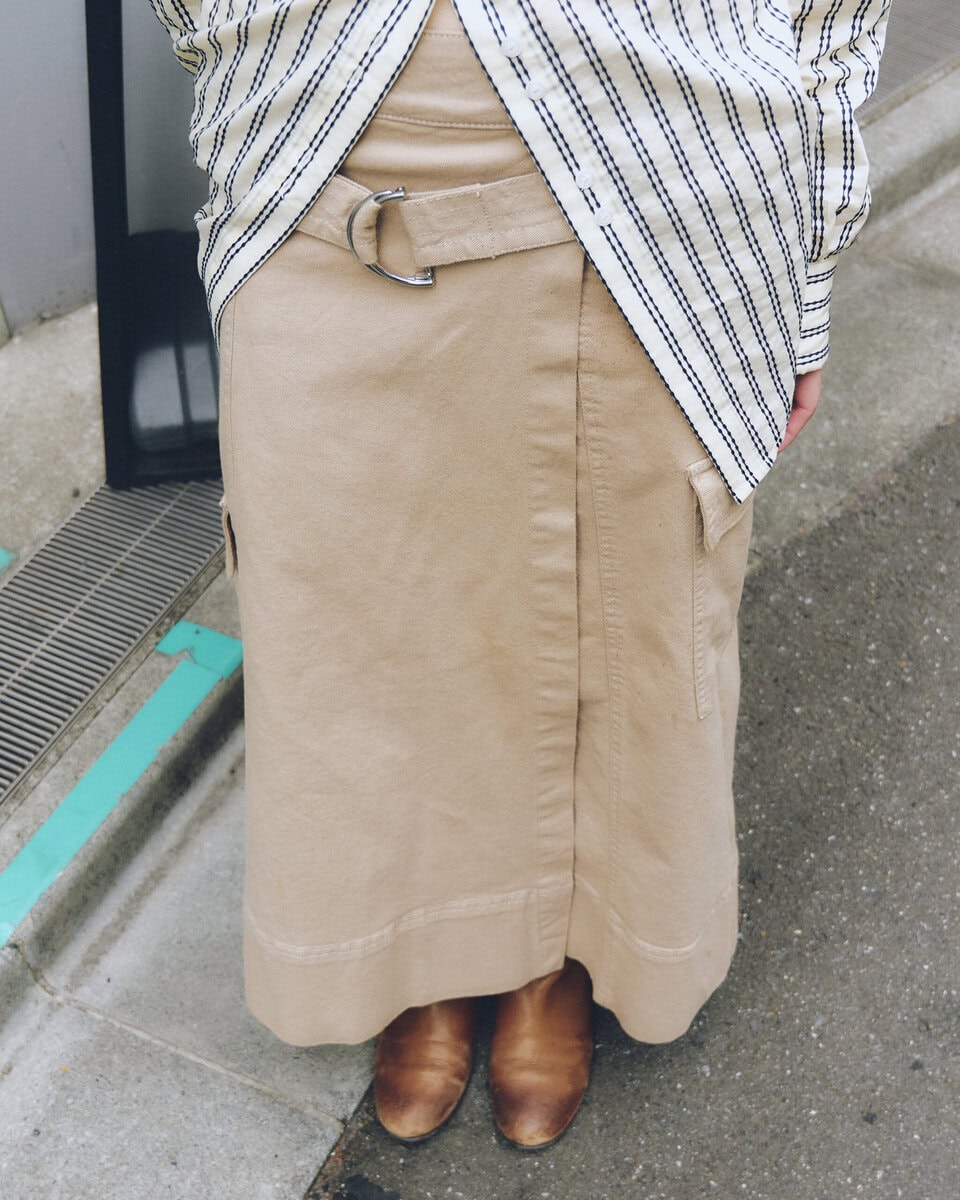 【20代スナップ@原宿】シャツを軸に組み立てた“爽やか見え”のアースカラーコーデ