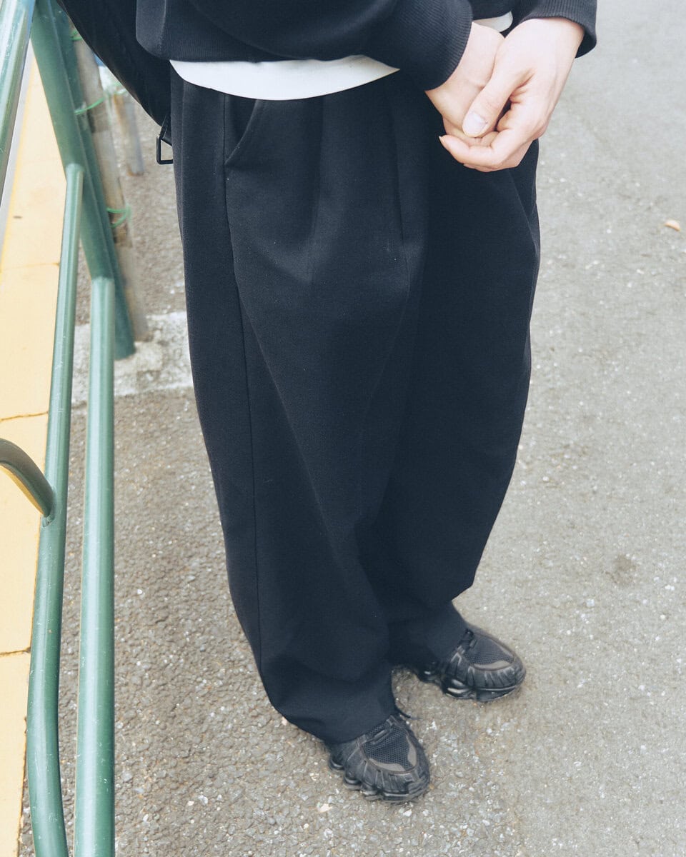 【20代スナップ@原宿】丈感、サイジングがベストバランスなオールブラックコーデ