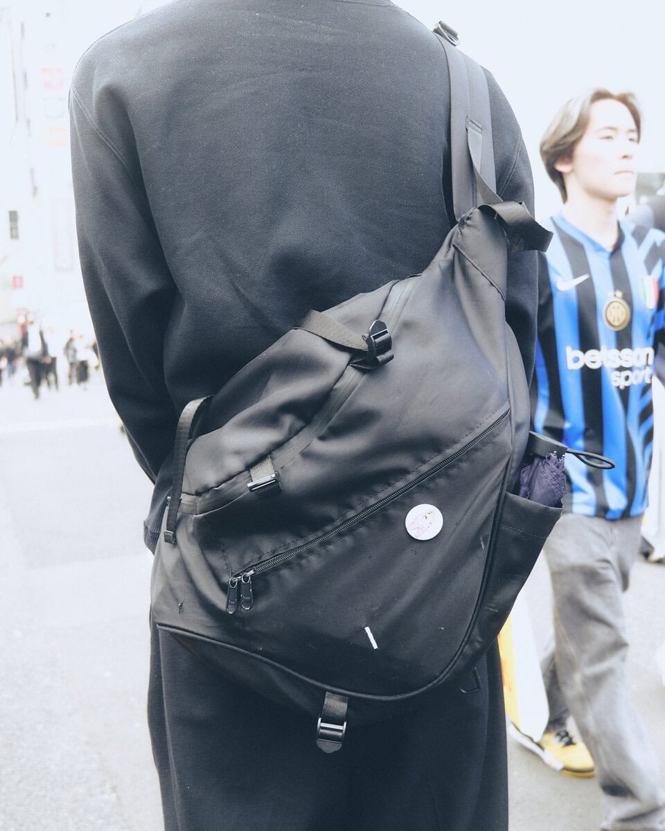 【20代スナップ@原宿】丈感、サイジングがベストバランスなオールブラックコーデ