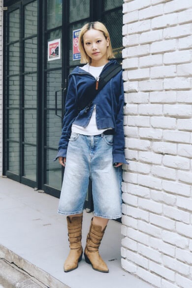 【20代スナップ@原宿】パーカ、デニムショーツといったラフなコーデをブーツで引き締め