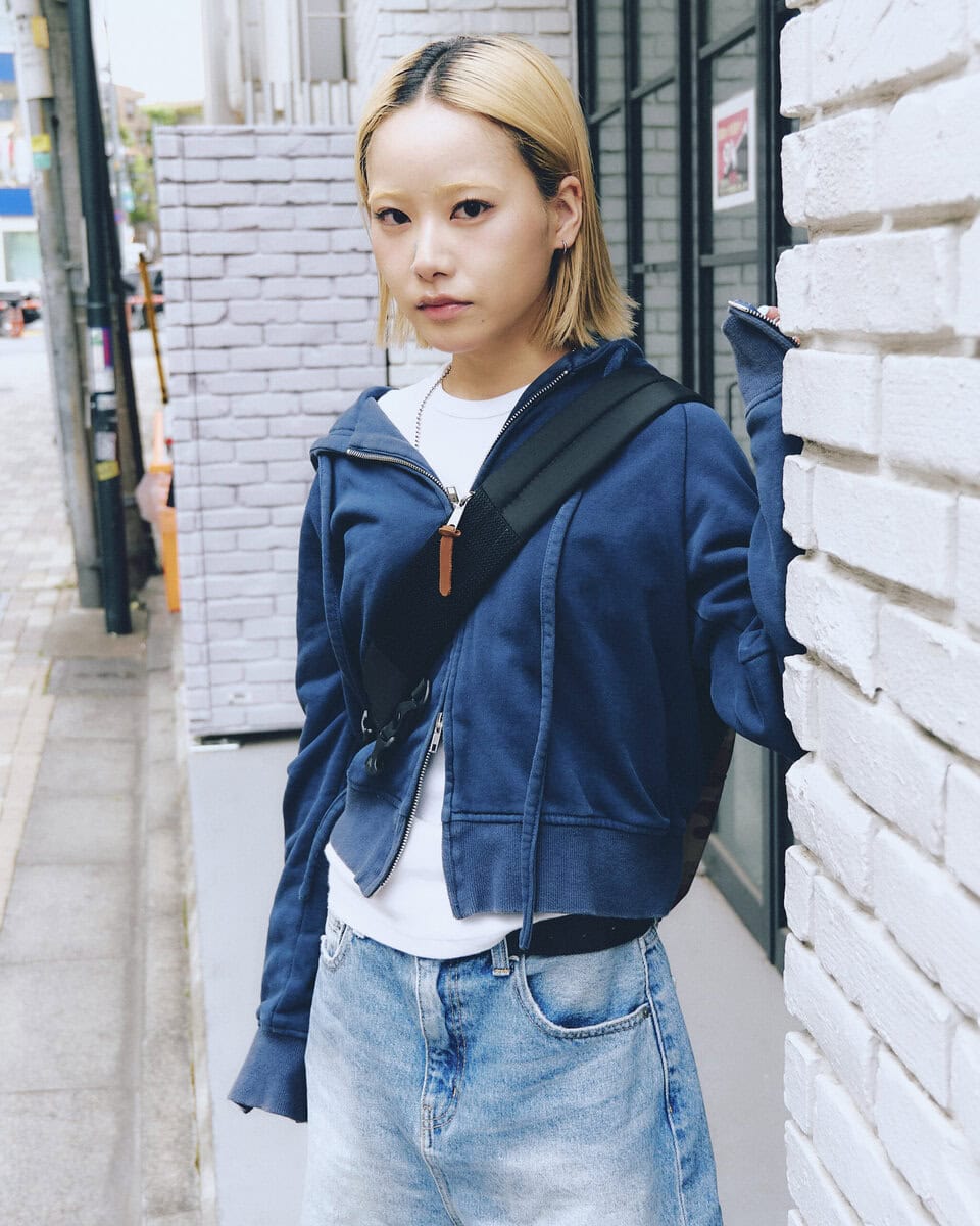 【20代スナップ＠原宿】パーカ、デニムショーツといったラフなコーデをブーツで引き締め