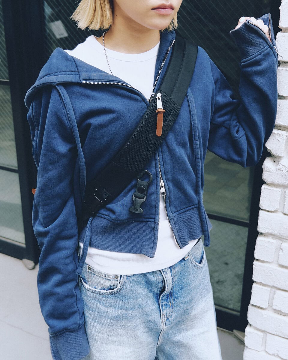 【20代スナップ＠原宿】パーカ、デニムショーツといったラフなコーデをブーツで引き締め