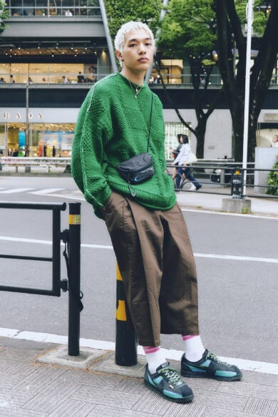 【20代スナップ＠渋谷】緑×茶の春らしいカラーパレットに、アクセも抜かりなく