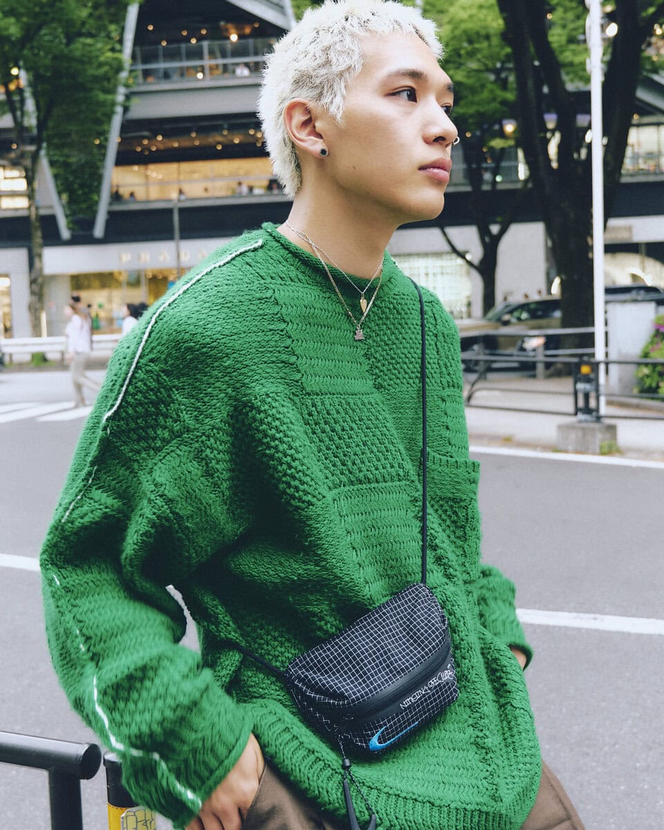 【20代スナップ@渋谷】緑×茶の春らしいカラーパレットに、アクセも抜かりなく