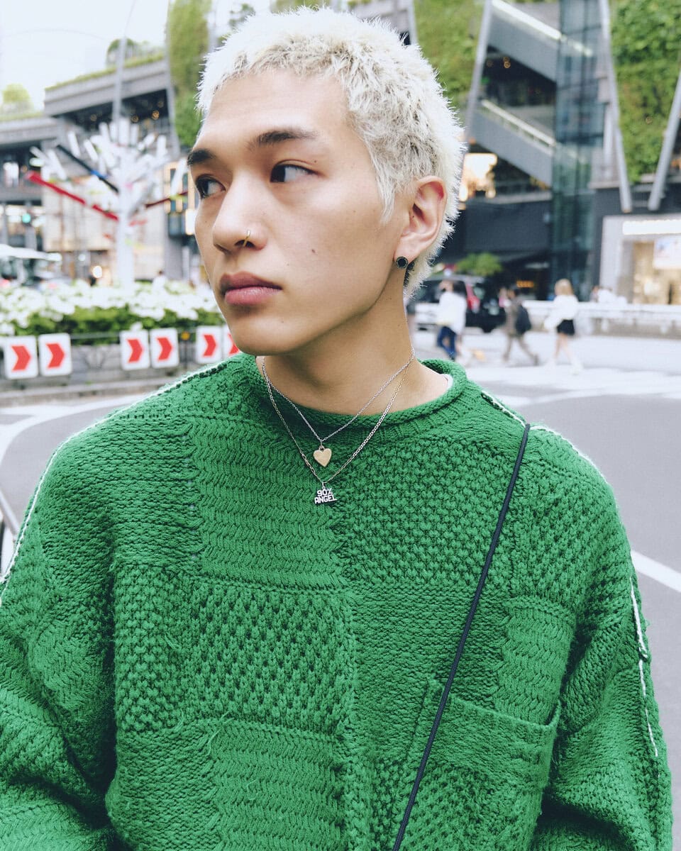 【20代スナップ@渋谷】緑×茶の春らしいカラーパレットに、アクセも抜かりなく