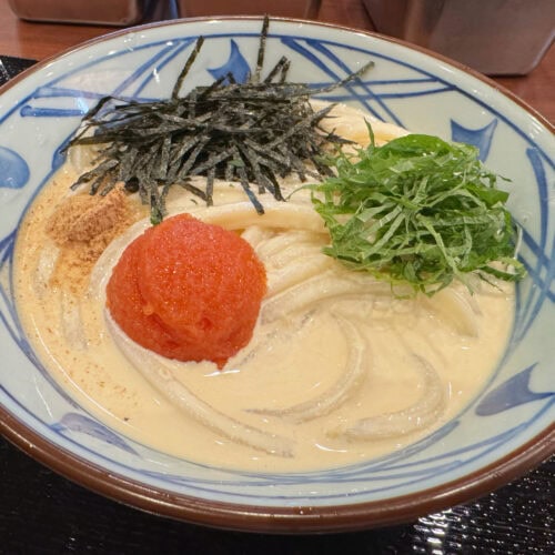 濃厚なコクと爽やかさが奇跡の融合！「冷やし明太クリームうどん」