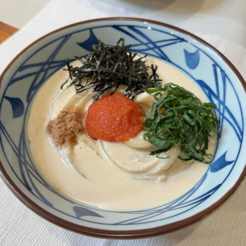 丸亀製麺に夏の旨さが到来！新作「冷やし明太クリームうどん」＆大人気「鬼おろしシリーズ」のおすすめトッピングをグルメライターが徹底解説！