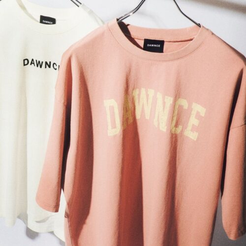 1枚で着てサマになるTシャツ。大人っぽく着られるDAWNCEの「タフな優秀ロゴT」が万能すぎる