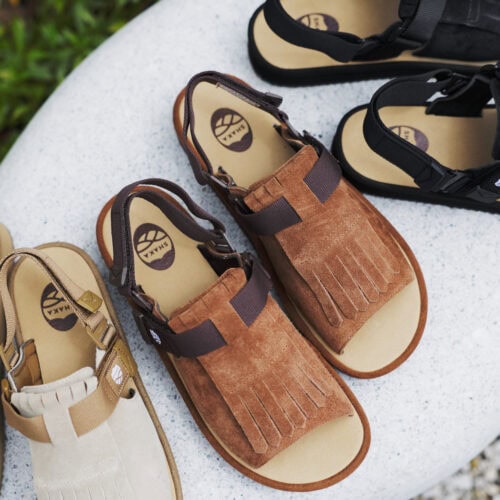 フットウェアブランドSHAKA（シャカ）から、新たなスタイル提案となる「OPEN TOE MULE KILT SUEDE」が登場。トラッドなクロッグデザインをベースに、つま先を開放したオープントゥ仕様を採用した新型ミュールとなっている。