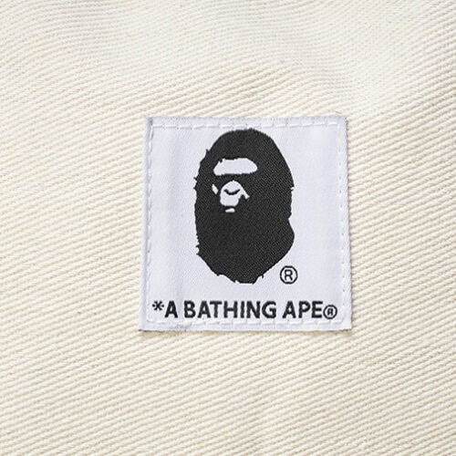 お馴染みAPE FACEが、センターでさりげなく主張する。