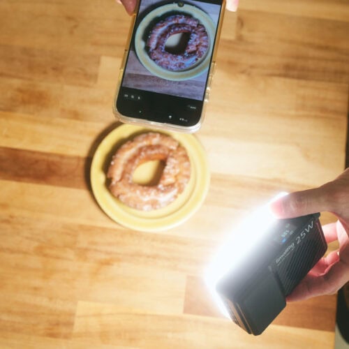 スマホで撮る写真が劇的に変わる！ポケットサイズのLEDライトを使ってみたら、料理もフリマ写真も見違えた
