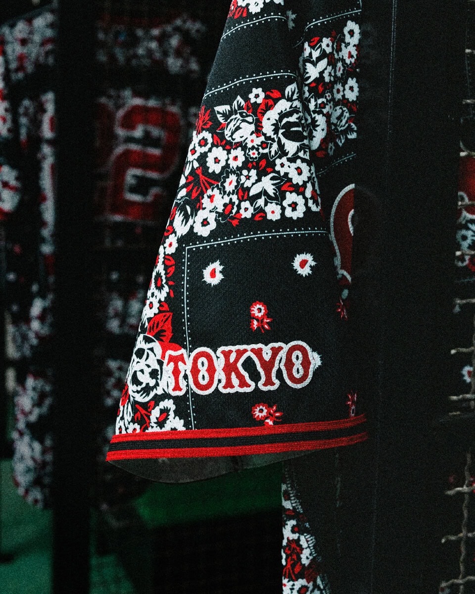 ユニフォームには、Yomiuri Giantsが長い歴史の中で大切にしてきた花文字に加え、JORDAN BRANDを象徴するシカゴレッドを採用。ブランドのアイデンティティを力強く表現している。