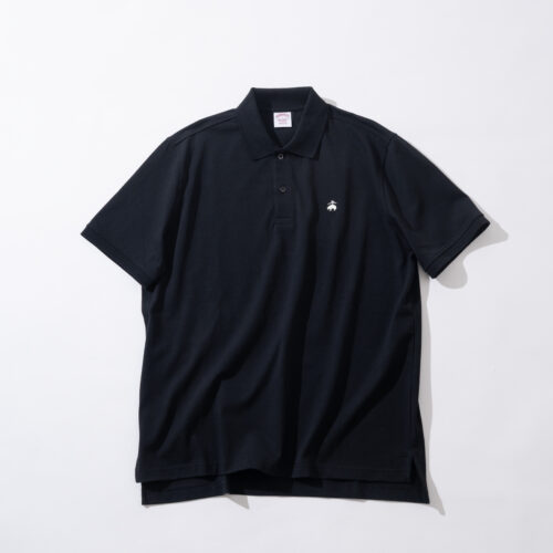 カラーはWHITE、BLACK、NAVYの3色。胸元にあしらわれた「Golden Fleece」刺しゅうは、WHITE×BLACK、NAVY×RED、BLACK×LT SILVERの配色に。ホワイトとネイビーは刺しゅうカラーを変更し、昨年とは異なる表情を楽しめる。