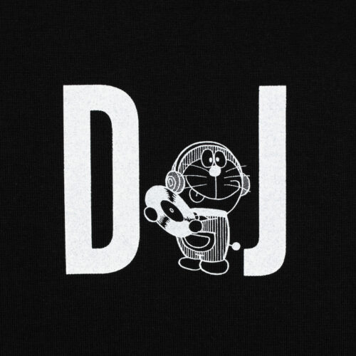 展開されるのは、LAD MUSICIAN FLAG SHOPとTHE DORAEMON STOREでの限定企画。DJに扮し、ヘッドフォンをしたドラえもんとのび太が、アナログレコードを手に選曲を楽しむ「DJ」柄をはじめ、ギターを頭に打ちつけるドラえもんに「FOR ALL THE ROCK’N’ROLL CHILDREN OF THIS WORLD」のワードを載せた「ROCK’N’ROLL」柄、エモーショナルにギターを掻き鳴らす「HARDCORE」柄を大判プリントで表現。