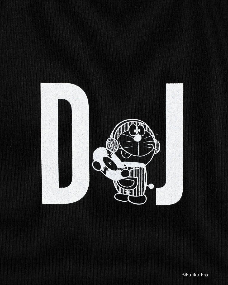 展開されるのは、LAD MUSICIAN FLAG SHOPとTHE DORAEMON STOREでの限定企画。DJに扮し、ヘッドフォンをしたドラえもんとのび太が、アナログレコードを手に選曲を楽しむ「DJ」柄をはじめ、ギターを頭に打ちつけるドラえもんに「FOR ALL THE ROCK’N’ROLL CHILDREN OF THIS WORLD」のワードを載せた「ROCK’N’ROLL」柄、エモーショナルにギターを掻き鳴らす「HARDCORE」柄を大判プリントで表現。