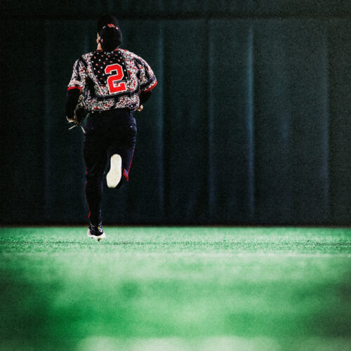 JORDAN BRAND初のプロ野球チームとの取り組みとして、野球、ファッション、カルチャーを横断する今回のプロジェクト。シカゴレッドやバンダナ柄を取り入れたユニフォームは、試合での着用はもちろん、ファンギア コレクションまで見逃せない内容に。