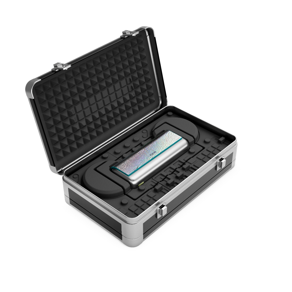 IQOS ILUMA i PRIME リミックス モデルは、ホログラフィック仕様のラップカバーを採用。表面の加工により、角度によって光の見え方が変化する仕上がりに。シルバーを基調としたボディに、ターコイズからシルバーへのグラデーションを施したホルダーを組み合わせている。
