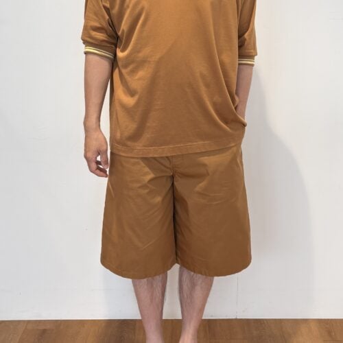 スーピマコットンオーバーサイズTシャツ、ワイドショーツ着用