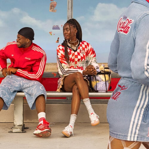 adidas Originals（アディダス オリジナルス）とCoca-Cola（コカ･コーラ）が再びタッグを組み、FIFA ワールドカップ 26をセレブレイトするコラボレーションコレクションを発表。2002年夏の大会から24年の歳月を経て、サッカー界最大の舞台で2度目のコラボレーションが実現した。