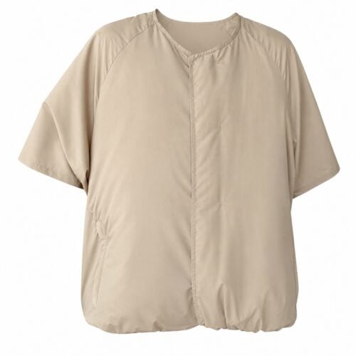 RICO AIR FAN ZIP UPは、スタイリスト望月唯による空調服®の再解釈から生まれたファン付きTシャツ型ウエア。一般的なジャケット型やベスト型ではなく、独自のパターンに落とし込むことで、ファンの風による衣服内の冷却時のシルエットまで緻密にエディットされている。