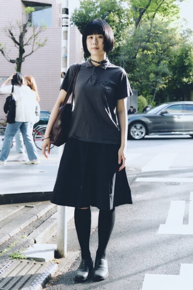 【20代スナップ@代官山】トップスから足元まで過不足ないシンプルモノトーンコーデ
