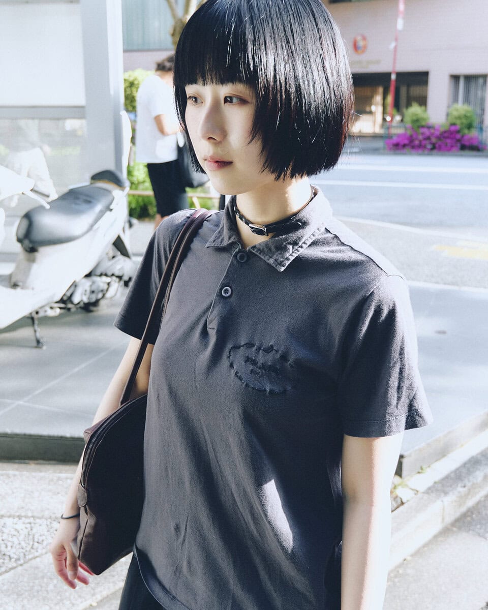 【20代スナップ＠代官山】トップスから足元まで過不足ないシンプルモノトーンコーデ