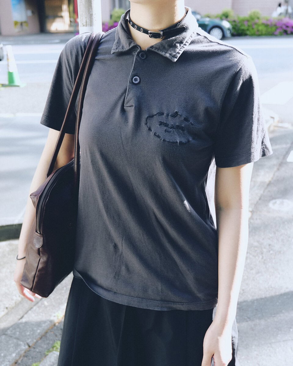【20代スナップ＠代官山】トップスから足元まで過不足ないシンプルモノトーンコーデ