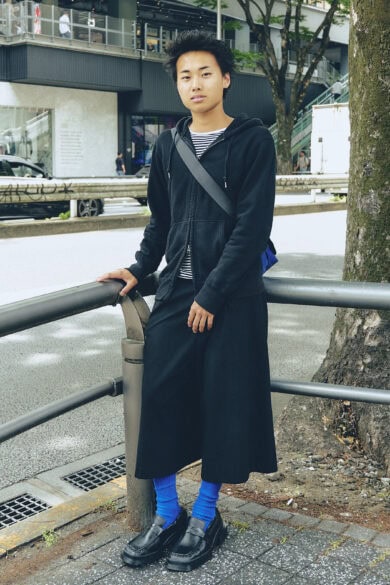【20代スナップ@渋谷】バッグと靴下の色を目が覚めるような「青」で合わせて