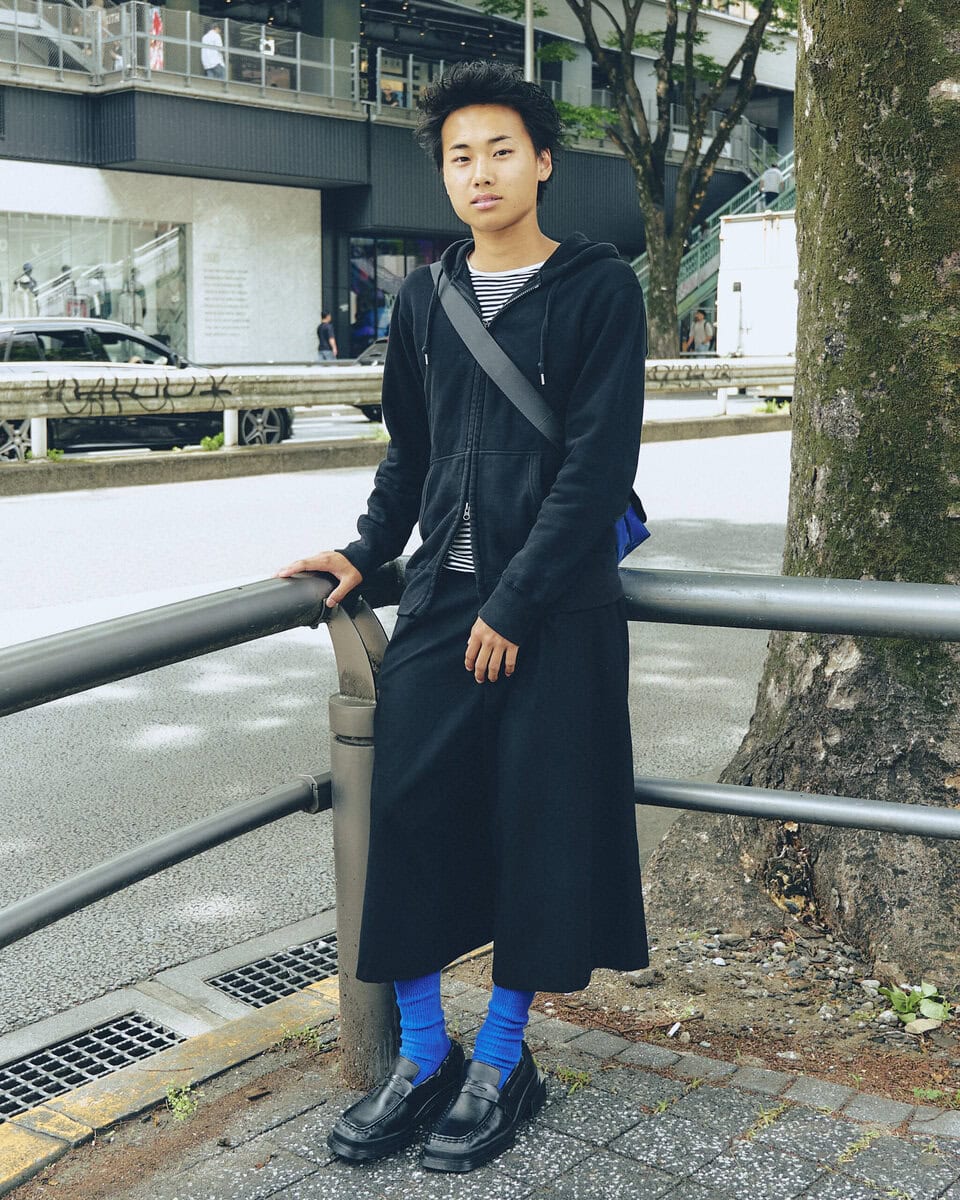 【20代スナップ@渋谷】バッグと靴下の色を目が覚めるような「青」で合わせて