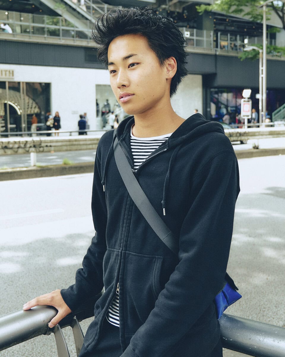 【20代スナップ@渋谷】バッグと靴下の色を目が覚めるような「青」で合わせて