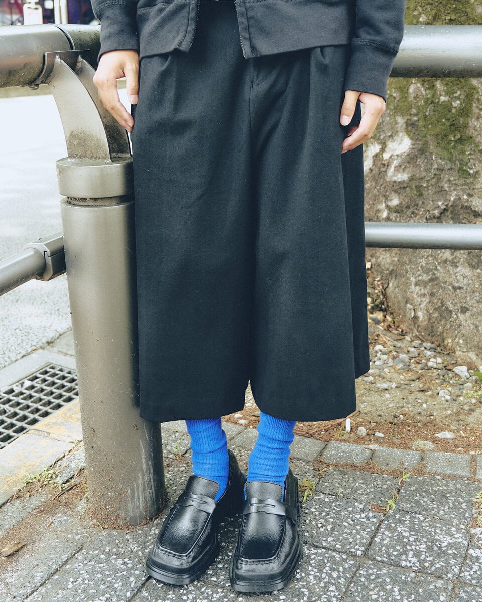 【20代スナップ@渋谷】バッグと靴下の色を目が覚めるような「青」で合わせて