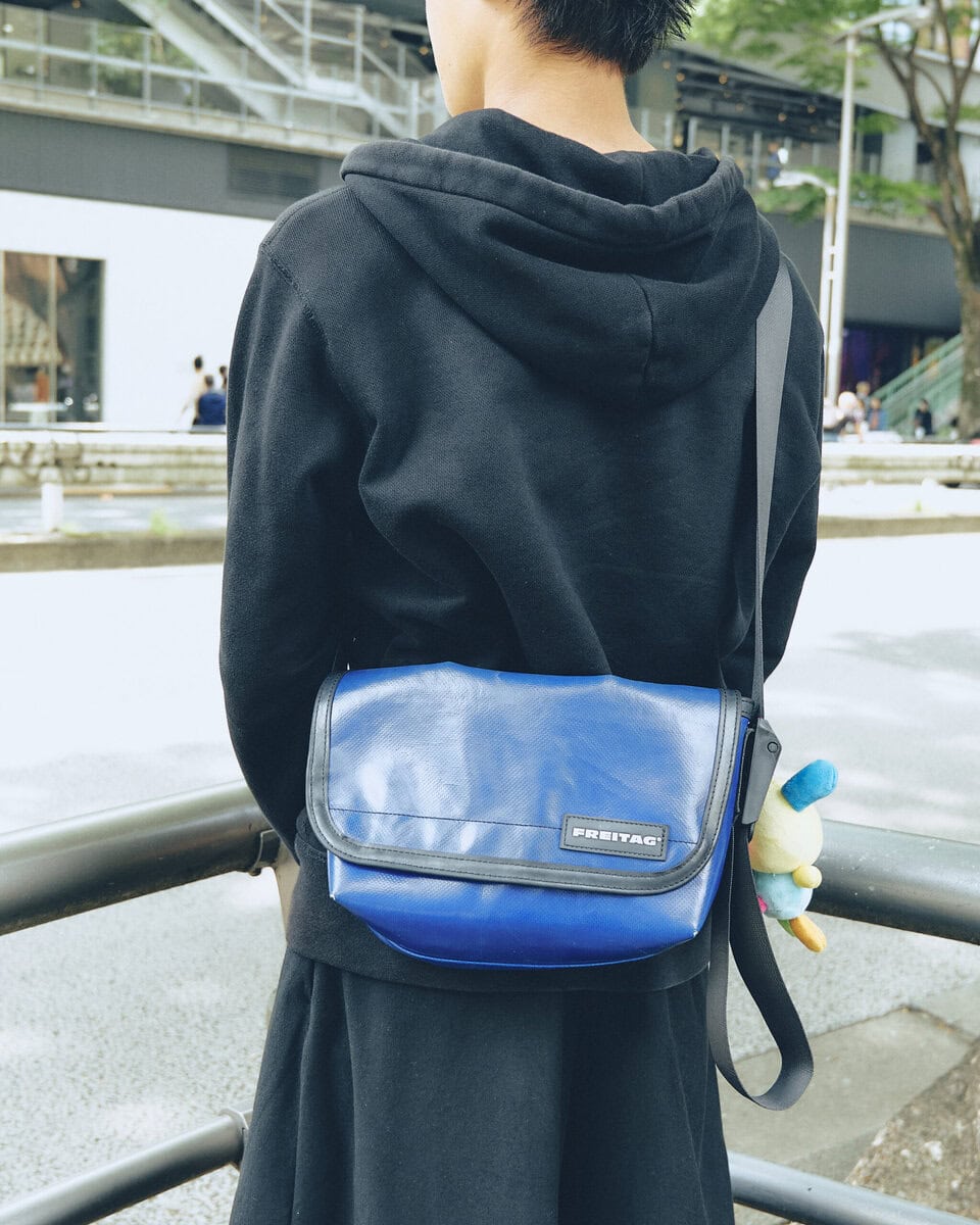 【20代スナップ@渋谷】バッグと靴下の色を目が覚めるような「青」で合わせて