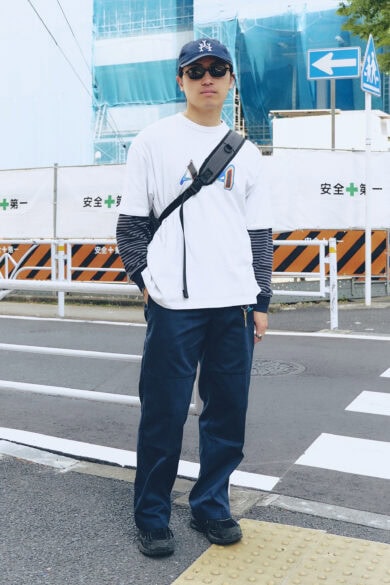 【20代スナップ@渋谷】“動きやすい格好”の肝はヤックパックのショルダーバッグ